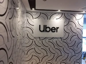 Placa de sinalização em acrílico instalada pela Inova Print