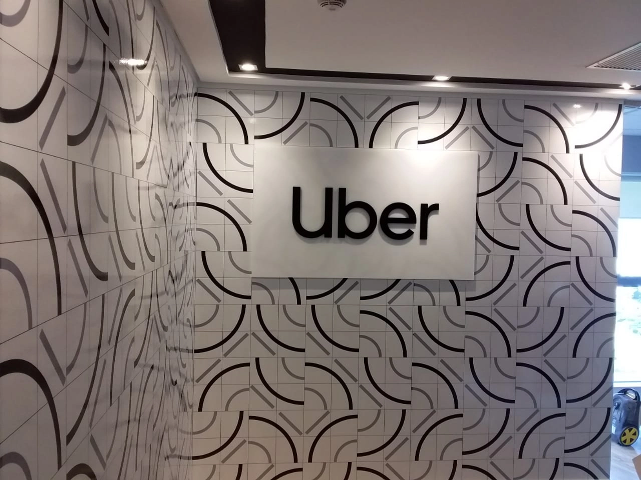 Comunicação visual produzida para o escritório da Uber em Brasília